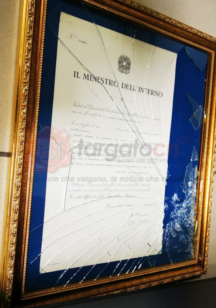Il quadro rotto dove era conservata la medaglia d'oro al merito civile di Borgo San Dalmazzo