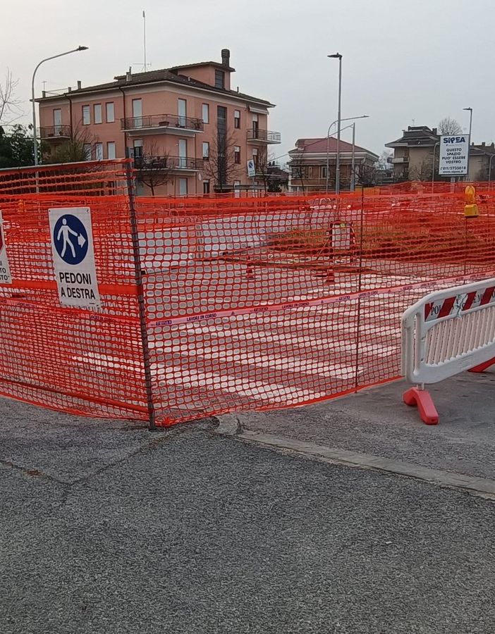Mondovì, cede manto stradale in via Manzoni: chiuso un tratto di strada