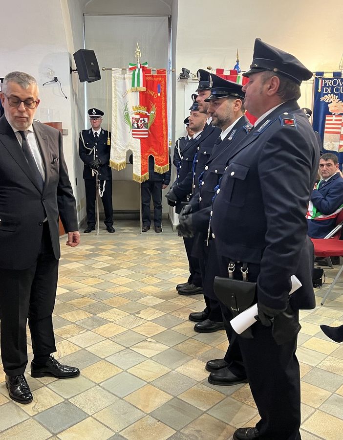 Prestarono i primi soccorsi in un grave incidente stradale: encomio per quattro agenti del carcere di Alba
