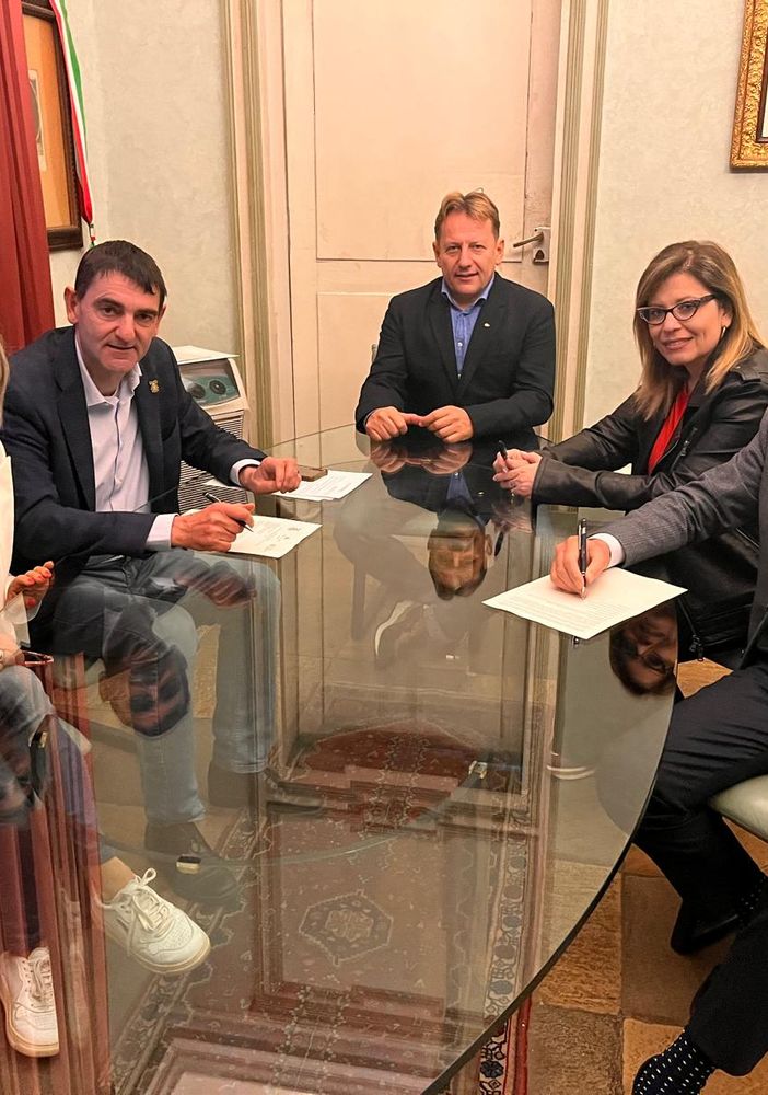 La firma del protocollo d'intesa