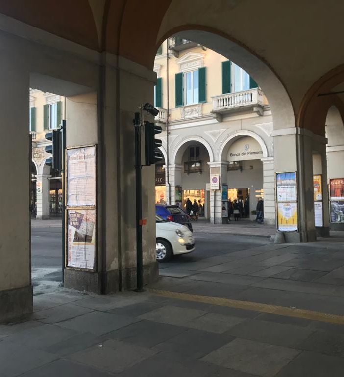 Al via le operazioni di pulizia della pavimentazione lungo i portici di Cuneo