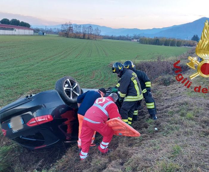 Scontro tra due mezzi a Barge in via Cavour: tre coinvolti