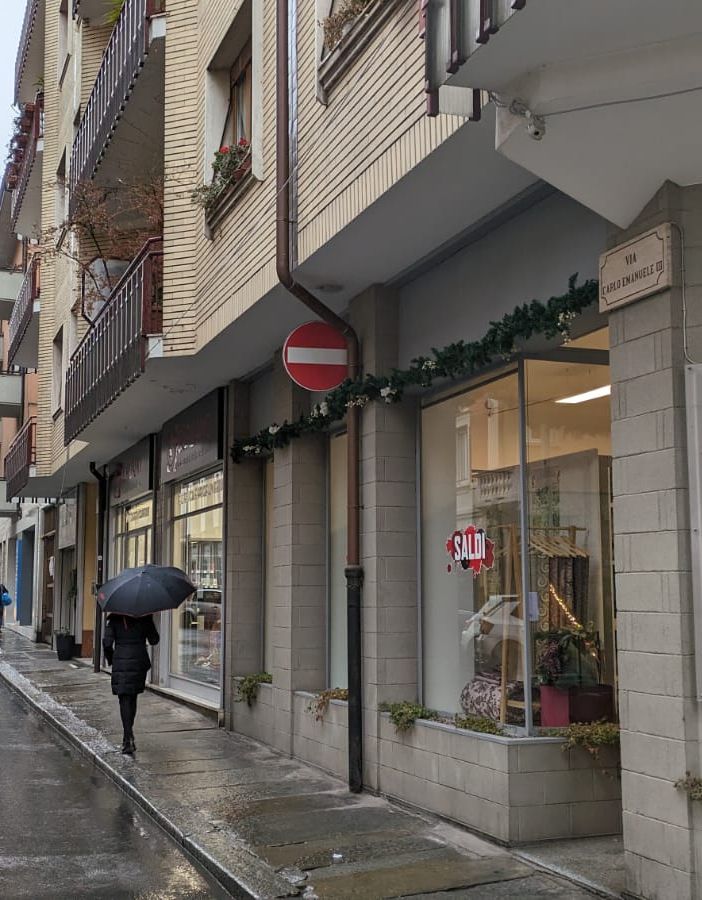 Cuneo, chi deve pulire i continui episodi di vomito davanti ai negozi?
