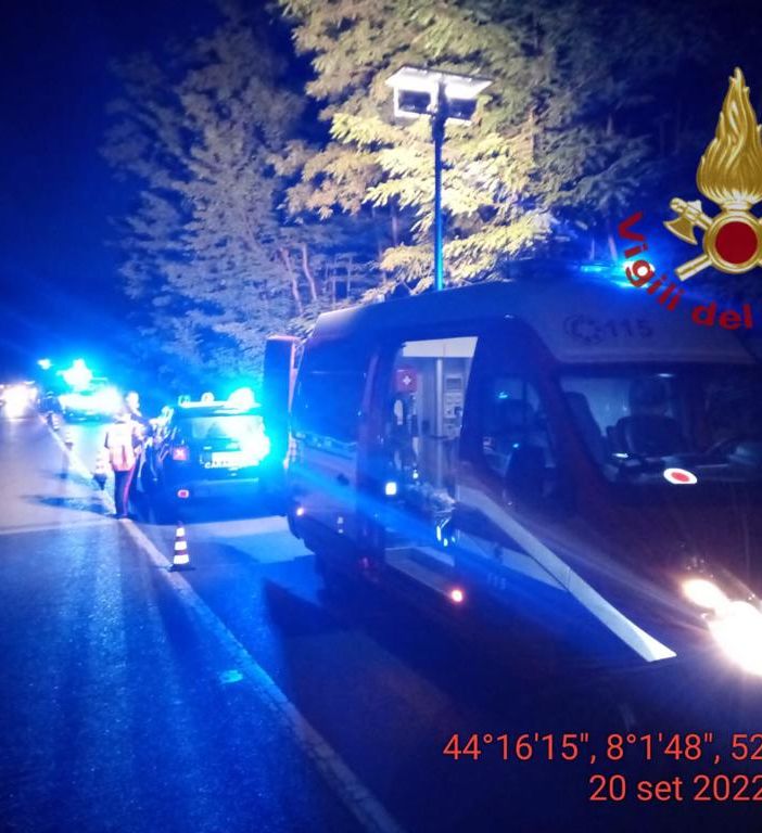 Auto fuori strada sulla statale 28, due persone ferite