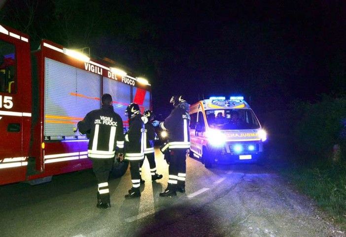 Auto esce di strada e finisce in un canale irriguo sulla provinciale tra Margarita e Morozzo