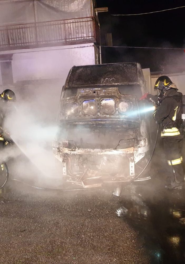 In fiamme nella notte un furgone a Ceva: nessun ferito