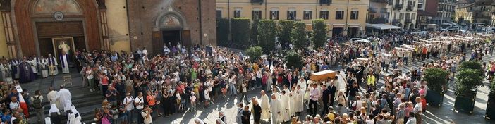 Il corteo del funerale di Madre Elvita a Saluzzo davanti al Duomo