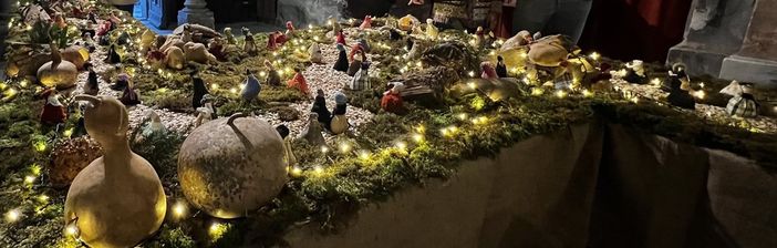 Torna a Piozzo il mercatino di Natale e il presepe con le tipiche zucche [VIDEO]
