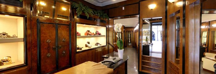 Saluzzo, l'interno della gioielleria "L'Albero delle gioie"