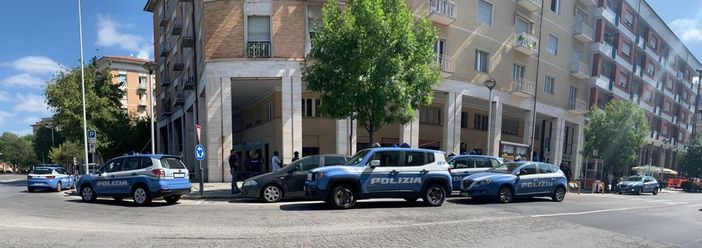 Auto della polizia in corso Giolitti
