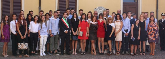 Narzole: consegnata la Costituzione alla Leva del 1999 e presentato il progetto dell’AIDO “Una scelta in Comune” Narzole: consegnata la Costituzione alla Leva del 1999 e presentato il progetto dell’AIDO “Una scelta in Comune”