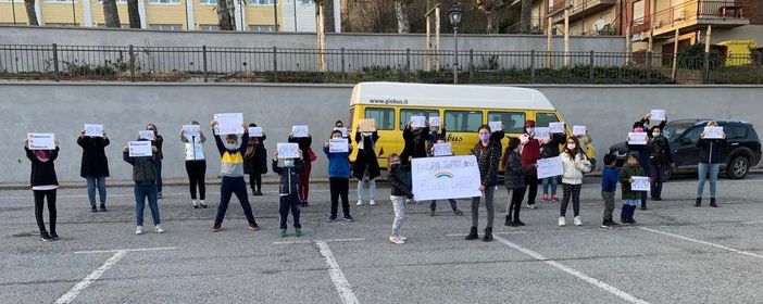 Anche San Michele Mondovì scende in piazza contro la DAD: "L'istruzione è un diritto"