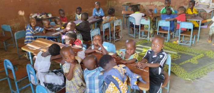 I bambini dell'orfanotrofio di Bagou in Benin, beneficiari di un progetto che ha realizzato un pollaio per la struttura