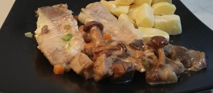 Filetti di scorfano cucinati con funghi e patate