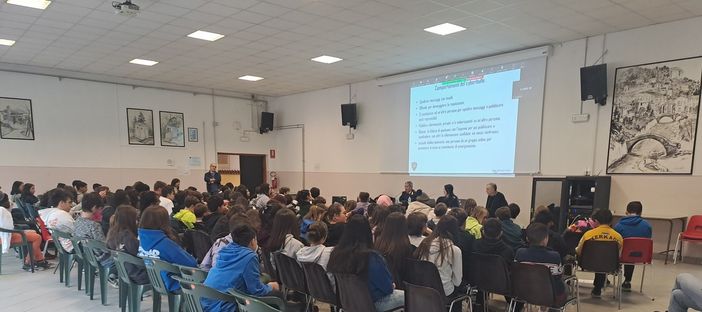 La Polizia postale di Cuneo ha incontrato gli alunni dell'istituto comprensivo 1 di Mondovì