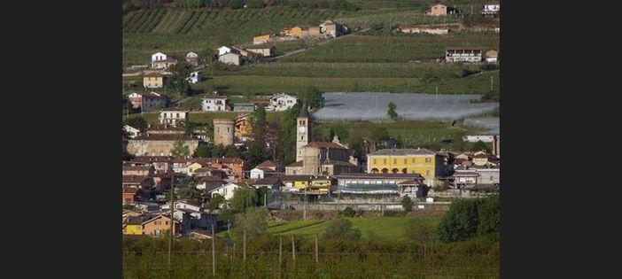 Una panoramica del Comune di Envie con il suo territorio montano sul Mombracco