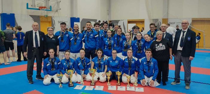 La delegazione italiana. Primo da destra, tra gli inginocchiati, il giovane karateca cuneese La delegazione italiana. Primo da destra, tra gli inginocchiati, il giovane karateca cuneese