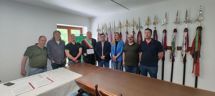 Castelmagno: consegnato il premio “Alfiere del Ricordo” al Sindaco Alberto Bianco Castelmagno: consegnato il premio “Alfiere del Ricordo” al Sindaco Alberto Bianco