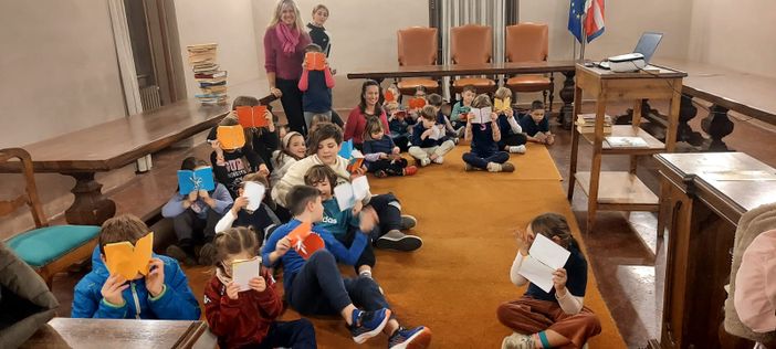 Piccoli lettori in azione alla biblioteca civica di Revello Piccoli lettori in azione alla biblioteca civica di Revello