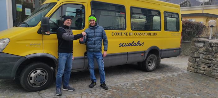 Claudio Bussi consegna le chiavi dello scuolabus a Fabrizio Berruto