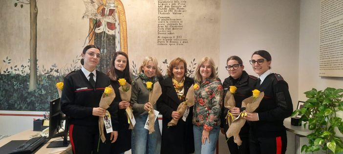 La consegna delle rose gialle da parte di Zonta Saluzzo alle 4 donne in servizio presso la Caserma dei Carabinieri di Saluzzo La consegna delle rose gialle da parte di Zonta Saluzzo alle 4 donne in servizio presso la Caserma dei Carabinieri di Saluzzo