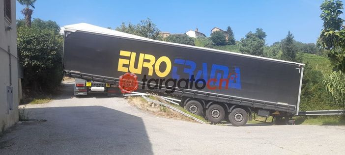 Il navigatore sbaglia a dare l'indirizzo: tir si intraversa in una frazione di Vezza d'Alba Il navigatore sbaglia a dare l'indirizzo: tir si intraversa in una frazione di Vezza d'Alba