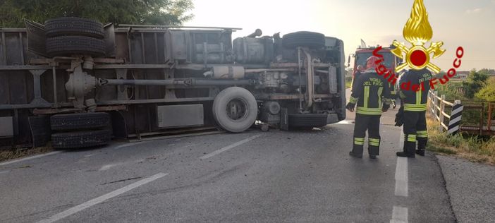 Mezzo pesante si ribalta a Termine di Villafalletto