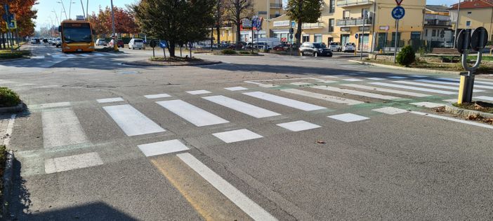 Alba rifà le strisce: mano a 300 passaggi pedonali