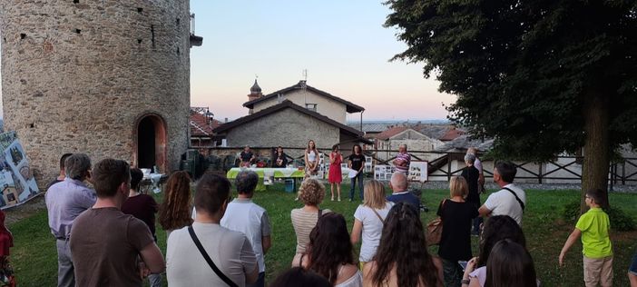 Il gruppo di visitatori del ricetto di Envie guidati da Francesca Colombano e Simona Pagliano Il gruppo di visitatori del ricetto di Envie guidati da Francesca Colombano e Simona Pagliano