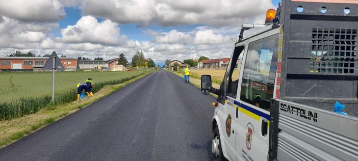 A Ceresole d'Alba volontari in campo per pulire la via centrale del paese in vista del Giro d'Italia A Ceresole d'Alba volontari in campo per pulire la via centrale del paese in vista del Giro d'Italia