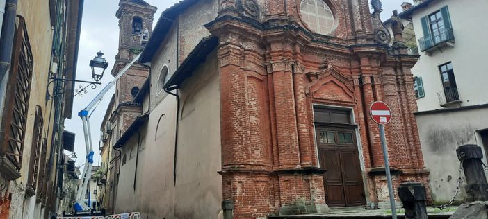 Saluzzo, fulmine colpisce  campanile della chiesa della Croce Nera.  Calcinacci e tegole in strada