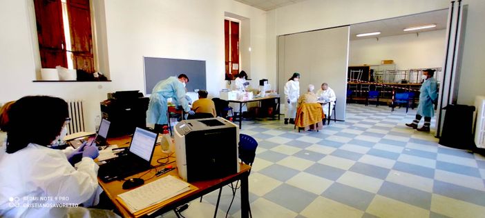 Vaccinazione degli over 70 a Barge, nel salone Geymonat della biblioteca comunale Vaccinazione degli over 70 a Barge, nel salone Geymonat della biblioteca comunale