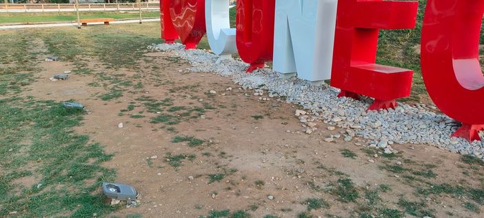 Vandali in azione al Parco Parri: distrutti i faretti che illuminano "I love Cuneo" [FOTO]