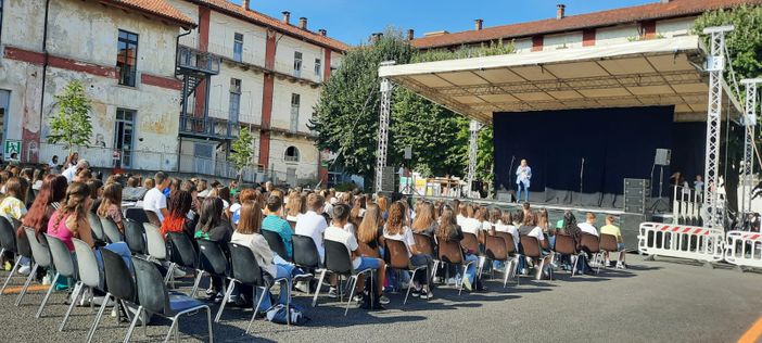 Saluzzo, primo giorno di scuola: accoglienza al Soleri Bertoni Saluzzo, primo giorno di scuola: accoglienza al Soleri Bertoni