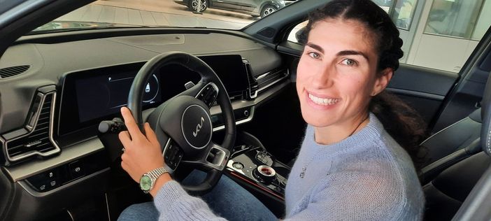 Elisa Balsamo al volante del Nuovo Kia Sportage