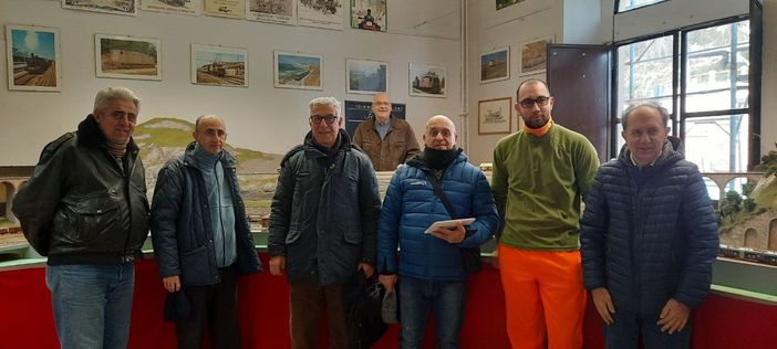 Alcuni dei soci Cunifer davanti al plastico ferroviario di Borgo San Dalmazzo nei locali della stazione Alcuni dei soci Cunifer davanti al plastico ferroviario di Borgo San Dalmazzo nei locali della stazione
