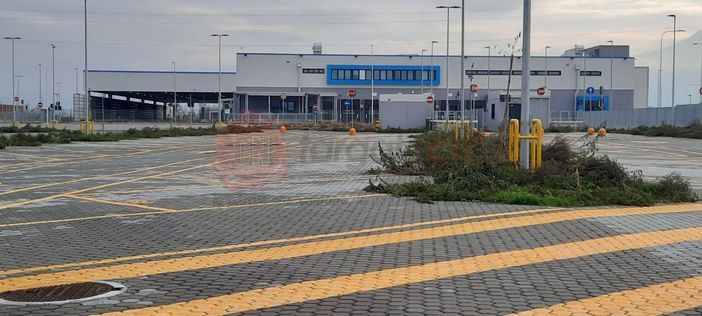 Il capannone Amazon in frazione Ronchi Il capannone Amazon in frazione Ronchi