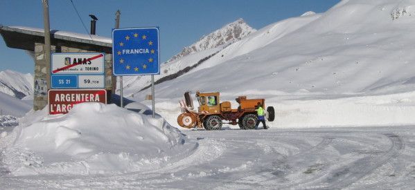 Colle della Maddalena momentaneamente chiuso al transito per una slavina