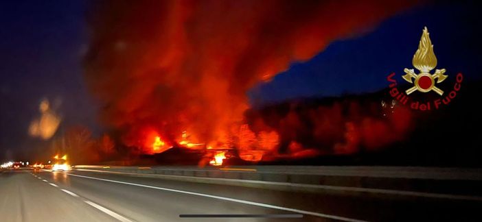 In fiamme una casa nei pressi di Ceva a fianco dell'autostrada