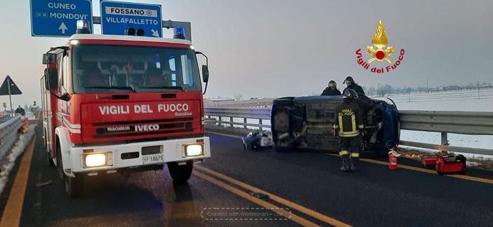 Auto si ribalta sulla tangenziale di Fossano, intervento dei vigili del fuoco