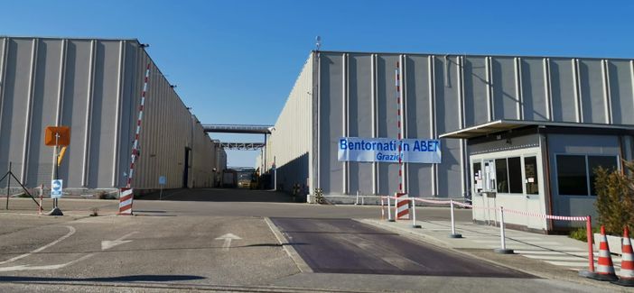 L'ingresso della Abet Laminati, storica azienda braidese