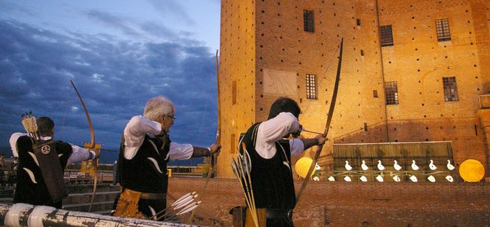 A Salmour un signore espone nel giardino le sagome, rubate, utilizzate dagli arcieri del palio di Fossano