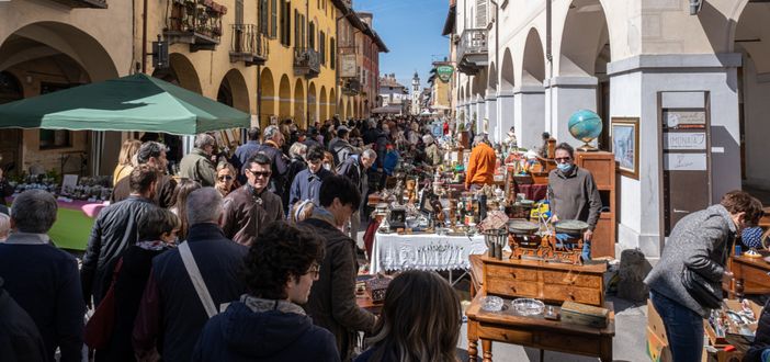 Domenica 14 dicembre a Cherasco l’ultimo mercato dell’antiquariato del 2025