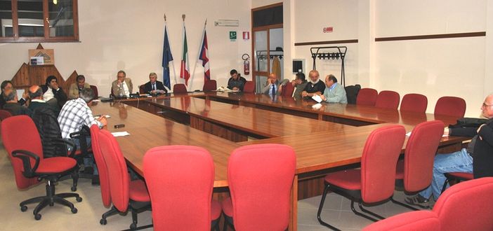 Ancora tante sedie desolatamente vuote intorno al tavolo del Consiglio della Comunità Montana del Monviso, ieri sera a Paesana (foto Nicolò Bertola)