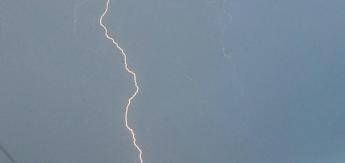 Folgorato da fulmine mentre porta da mangiare al cane, muore 65enne nel Fiorentino