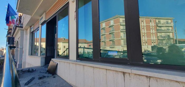 Bancomat fatto esplodere a Lagnasco: bottino stimato in 50 mila euro