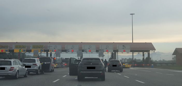Castelletto Stura, lunghe code all'uscita dell'A33: chiusi tutti i caselli per carte e contanti!