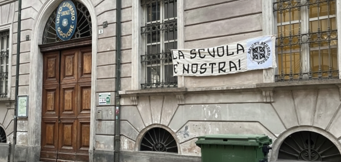 Lo striscione esposto da Azione studentesca
