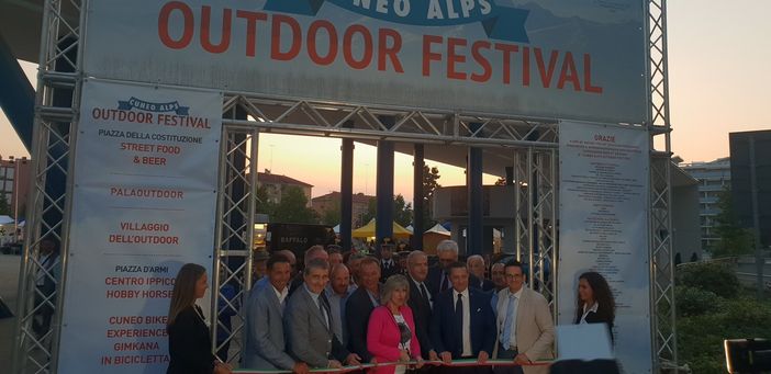 Il momento del taglio del nastro