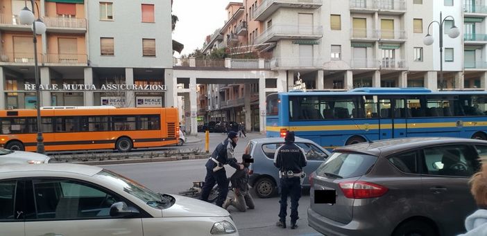 L'arresto, ieri pomeriggio, in corso Nizza a Cuneo